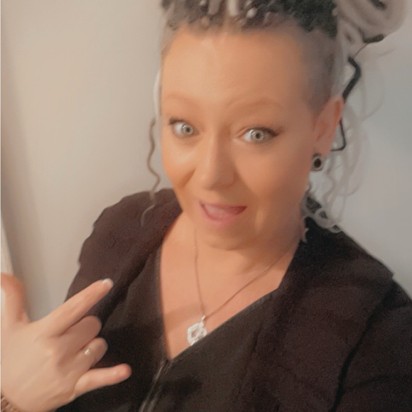 Meet your Posher, Christina - Picture 4 of 6